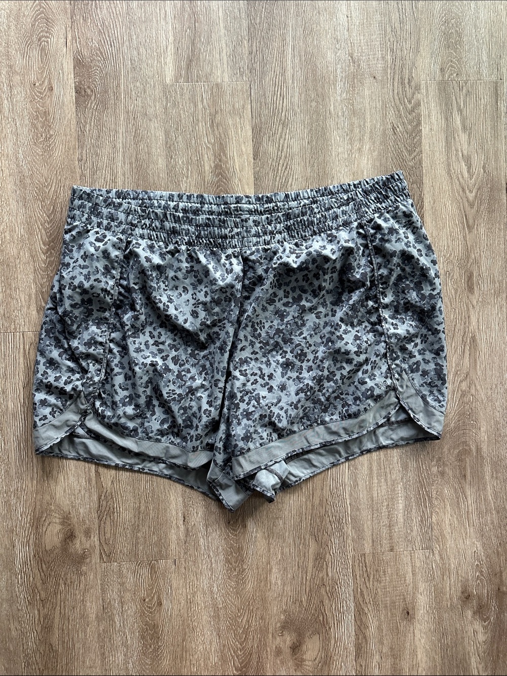 Athleta Mesh Racer Run 4" Shorts Grey Cheetah 3X Mid Rise Activewear